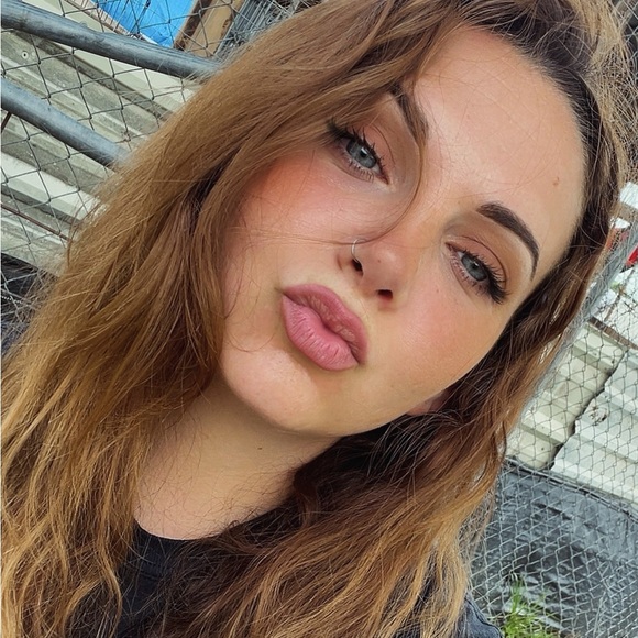 Meet your Posher, Kenzie - Picture 3 of 5